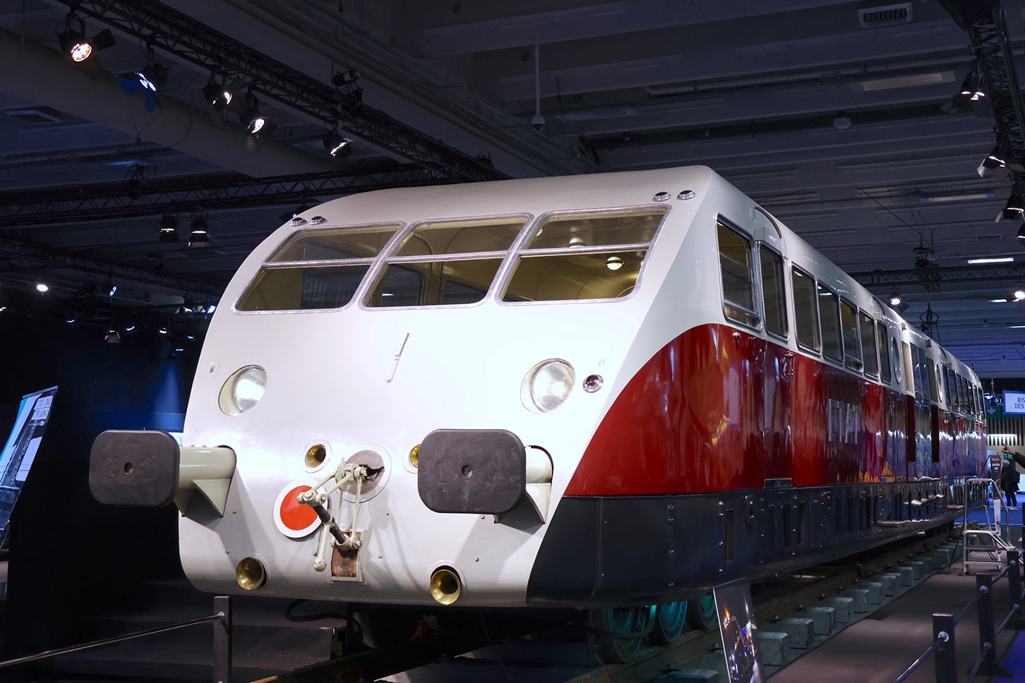 レトロモビル50周年記念展示から。世界恐慌で販売が低迷したブガッティの超高級車「ロワイアル」のエンジンを搭載した気動車。1933年に1号車両が納入された。