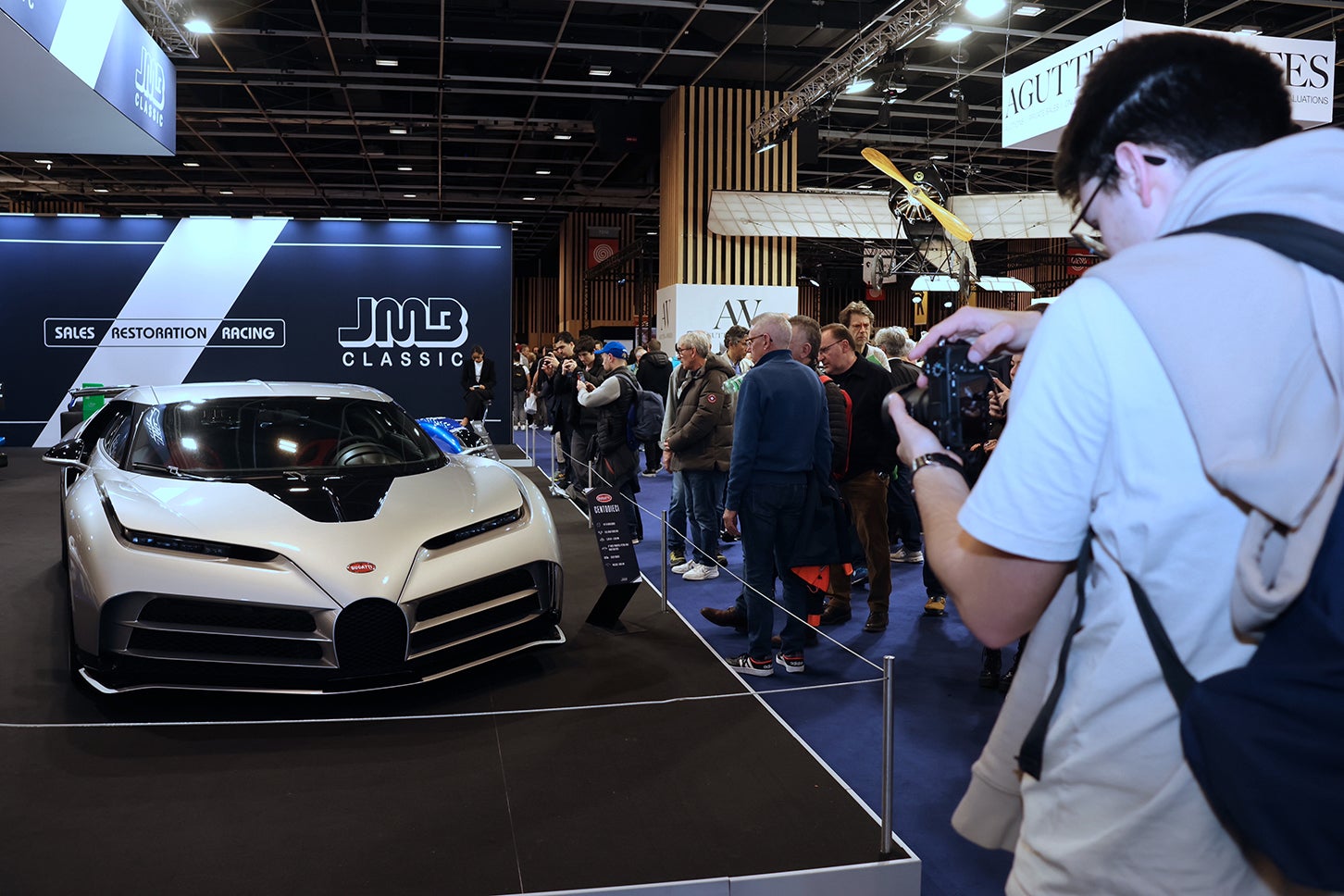2019年「ブガッティ・チェントディエチ」。「シロン」をベースに1980-90年代の「EB110」のイメージを投影した車で、僅か10台が生産された。