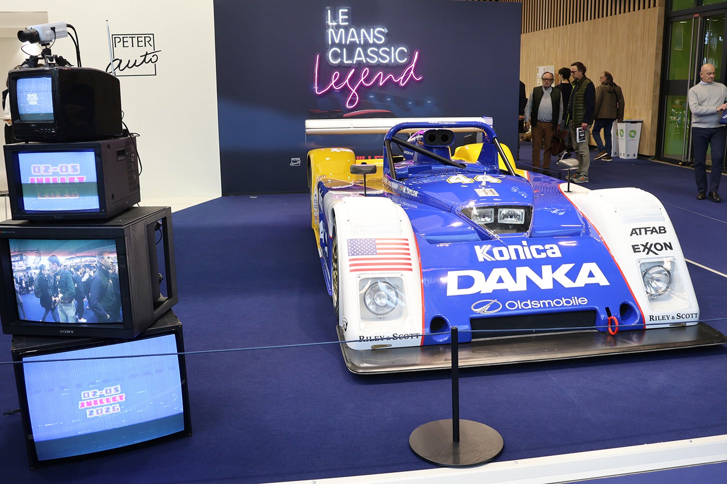 1996年に世界スポーツカー選手権のため造られた「リレー&スコット・マークⅢ」。脇にはブラウン管式テレビやディスプレイが積み上げられていた。