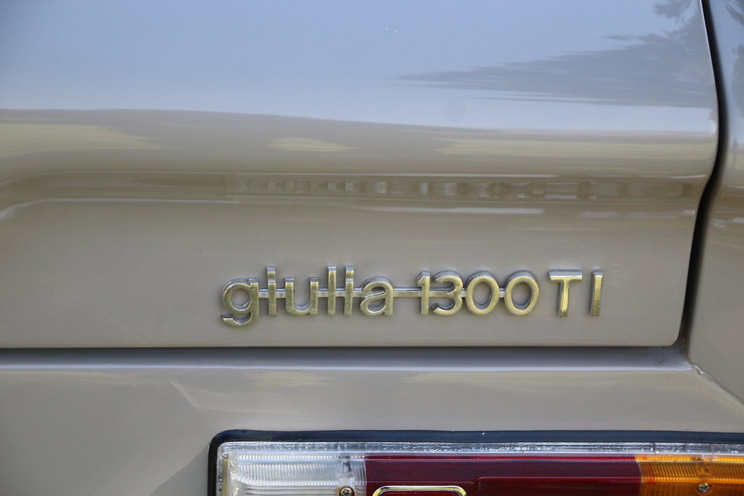FMMを主催している鈴木丈生さんの愛車は1969年式のアルファロメオ・ジュリア1300TI。2009年から愛用している。