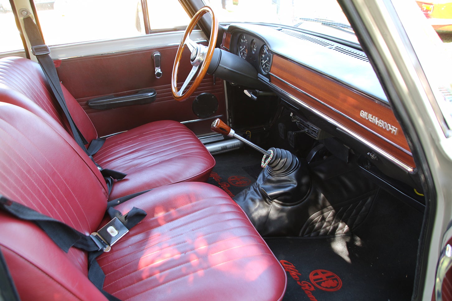 FMMを主催している鈴木丈生さんの愛車は1969年式のアルファロメオ・ジュリア1300TI。2009年から愛用している。