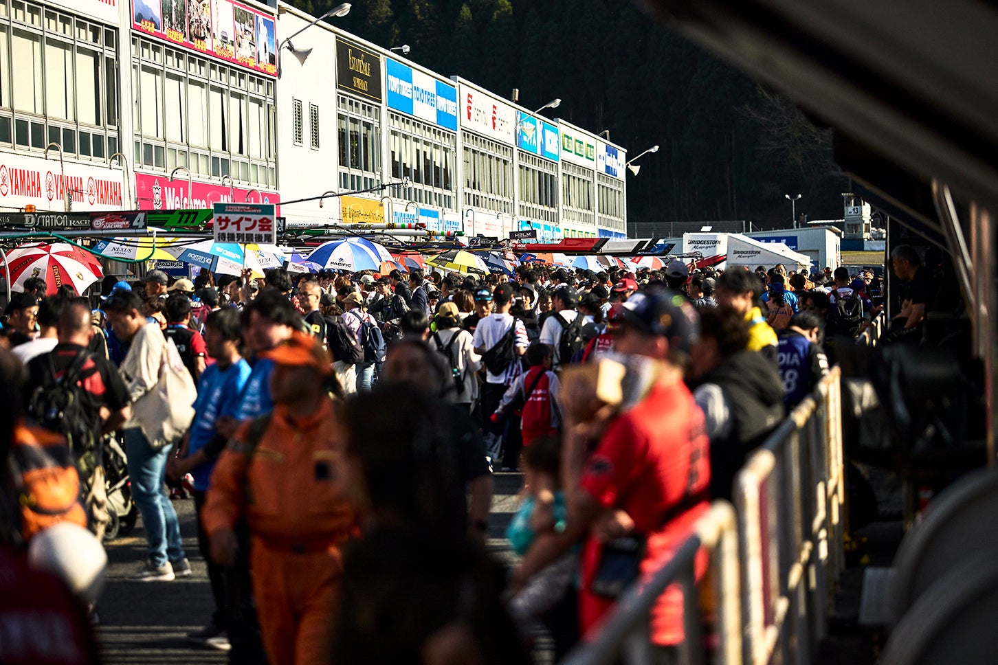 予選には9000人、日曜日の決勝レースには1万6500人の観客が駆けつけた岡山国際サーキット。場外の駐車場も埋まるほどの混雑で、ピットウォークもとても混んでいた。これはファンを大事にするスーパーGTならではの光景でもある。