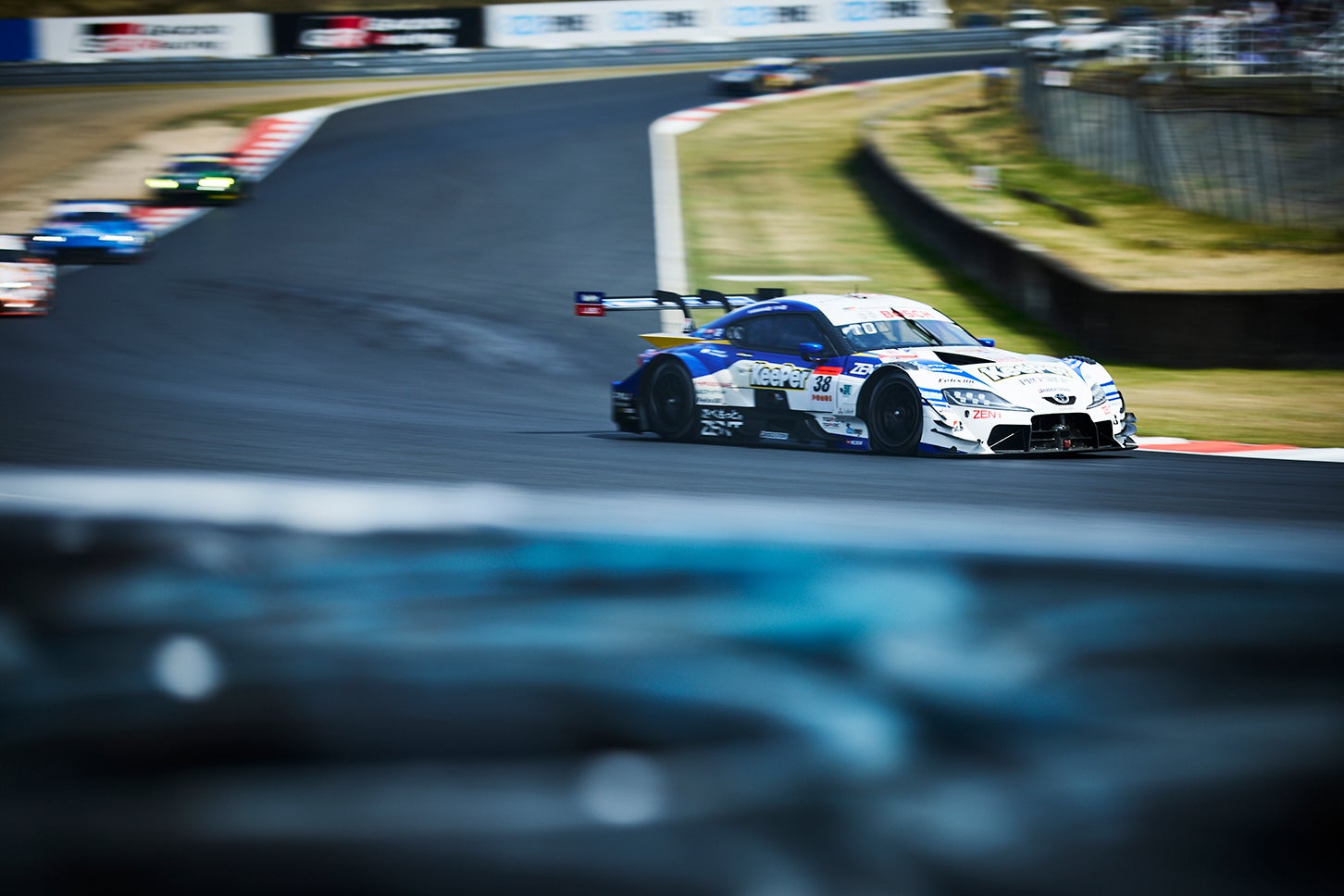大湯都史樹、小林利徠斗組の38号車、KeePer CERUMO GR Supra。大湯から小林にトップのポジションで交代するも、ルーキー小林がチャンピオンの坪井翔にあっけなく抜かれてしまい、悔しさの残る2位。