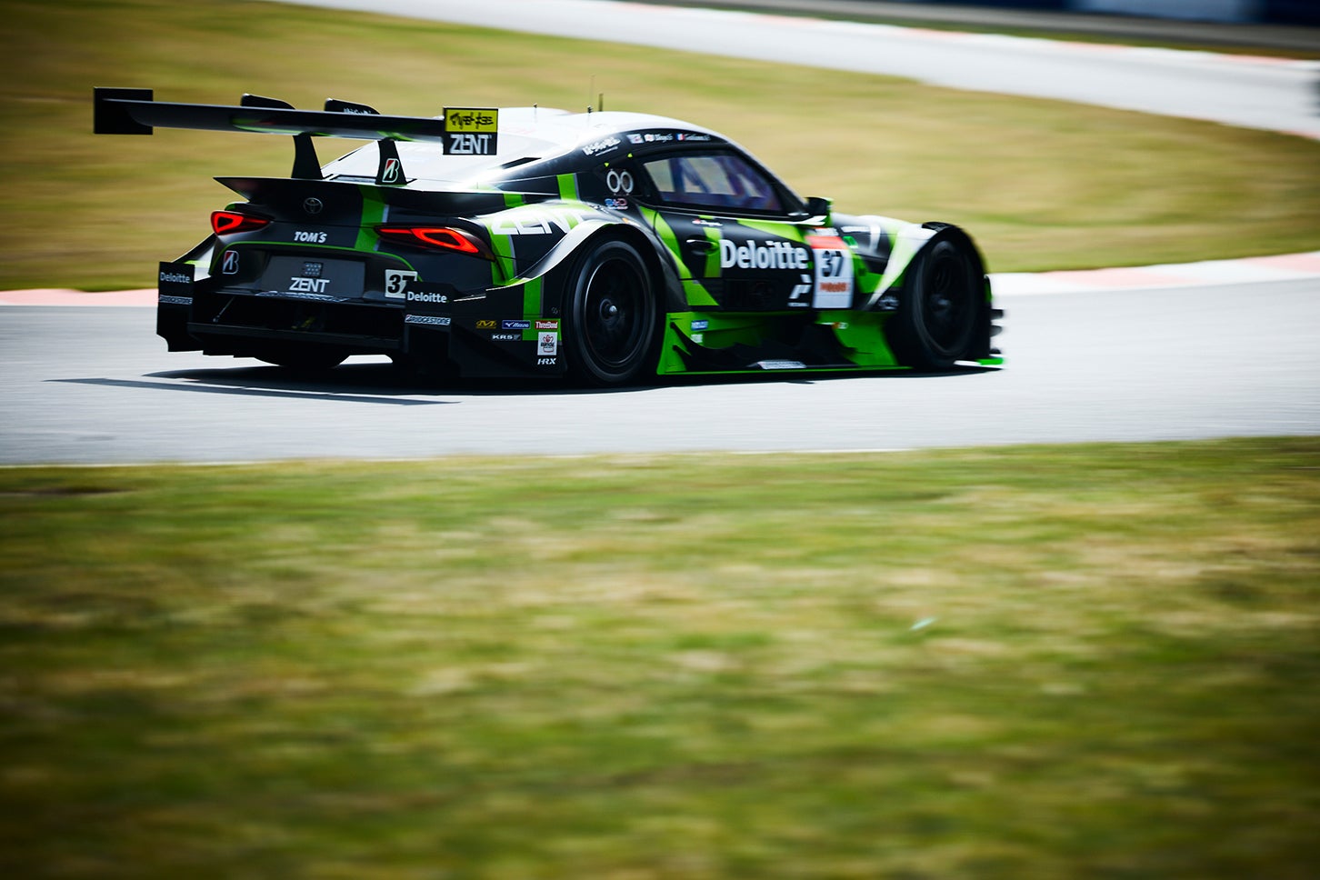 TOM’Sの2台目、37号車、Deloitte TOM’S GR Supraは笹原右京、ジュリアーオ・アレジのドライブで14位。原因不明のトラブルでエンジン交換もあり、本調子とはいえない結果となったようだ。