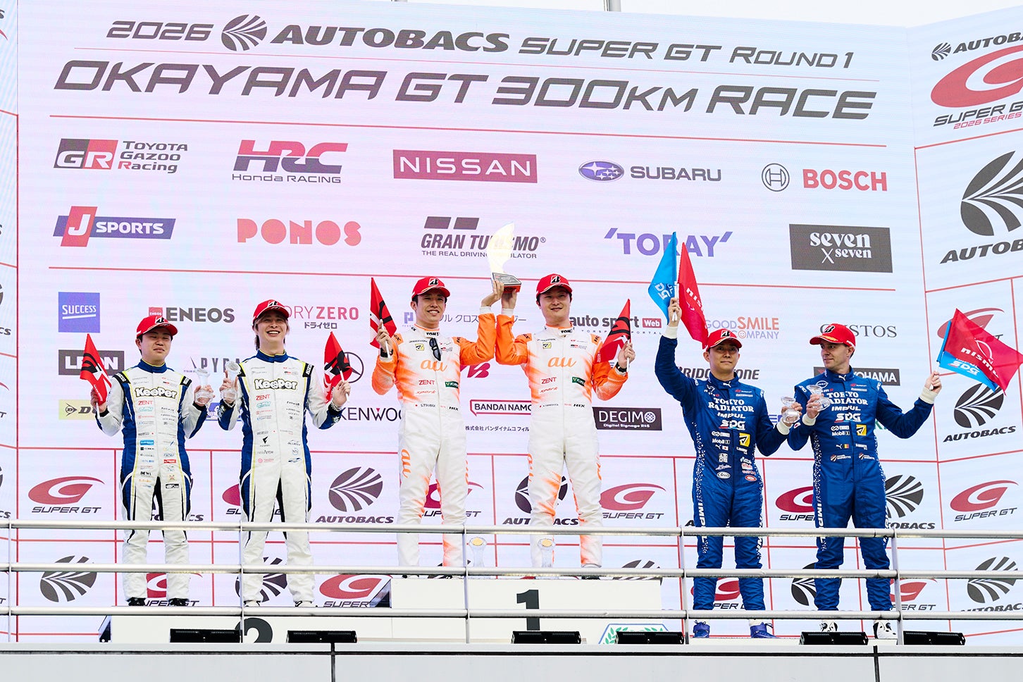 GT500の表彰台。1位は余裕の王者、36号車、au TOM’S GR Supraの坪井翔、山下健太組。2位に入った38号車、KeePer CERUMO GR Supraの小林利徠斗の悔しそうな表情が印象的だった。