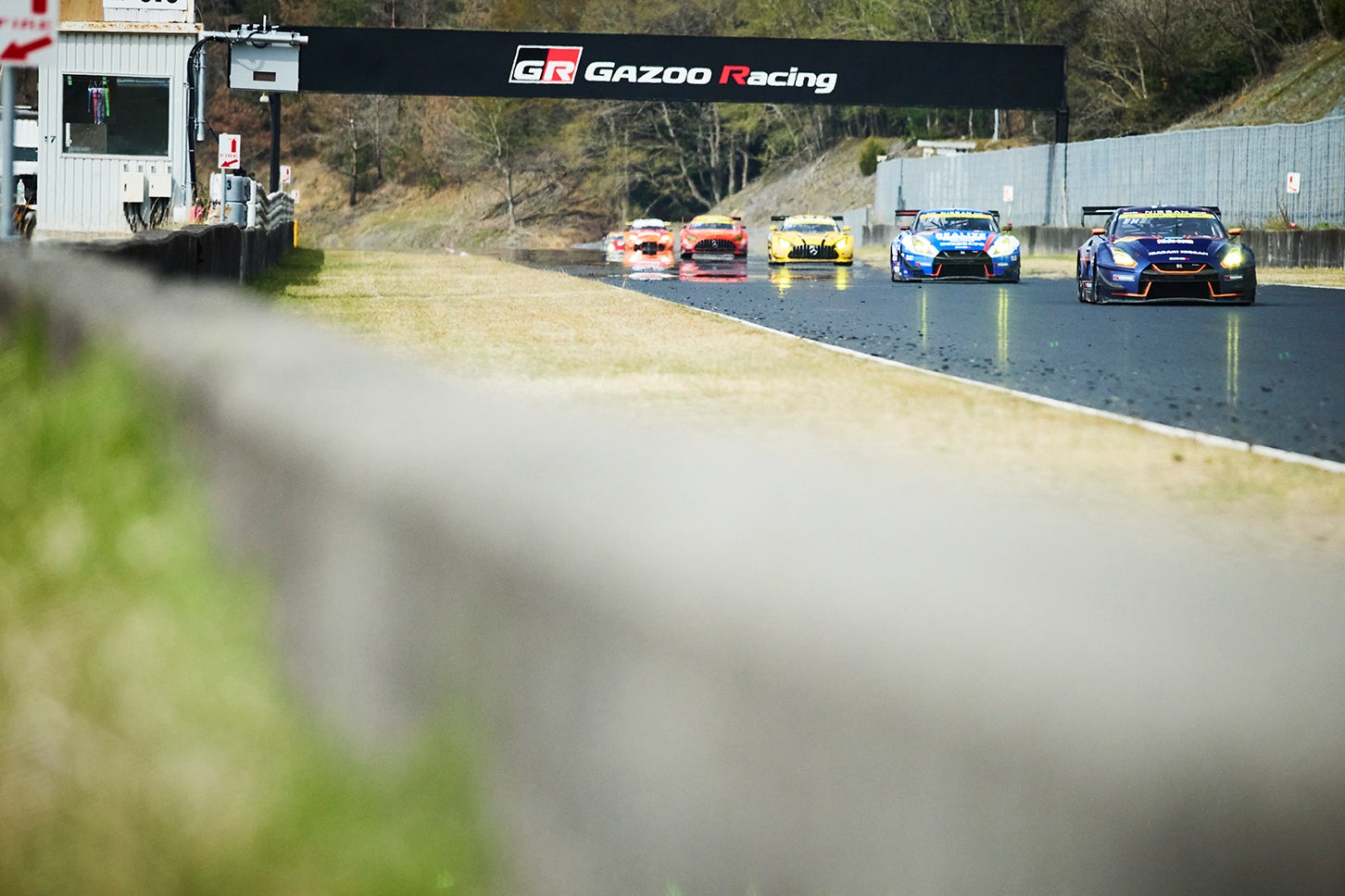 スタート前、岡山国際のバックストレートで静かに隊列を整えるGT300の一団。今年もついにスーパーGTのシーズンが幕を開ける。