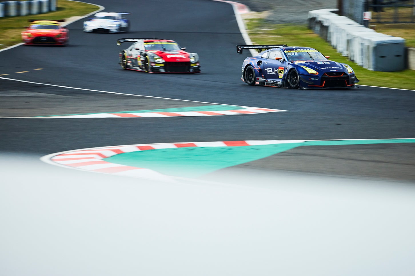 GT300のGT-R GT3（62号車、HELM MOTORSPORTS GT-R）とゲイナーが仕立てたフェアレディZ（11号車、GAINER TANAX Z）。同じくGT300クラスを戦う日産勢だが、それぞれのマシーンは出所が異なる。またGT-RのGT3車両は2駆になっている。