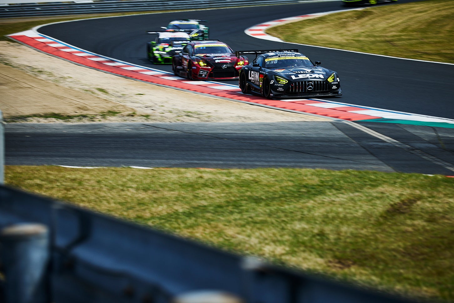 5位に入った65号車、LEON PYRAMID AMG。昨年2度目のGT300タイトルを獲得した強豪。ドライバーは今年もベテラン蒲生尚弥、チーム2年目の菅波冬悟のペアだ。
