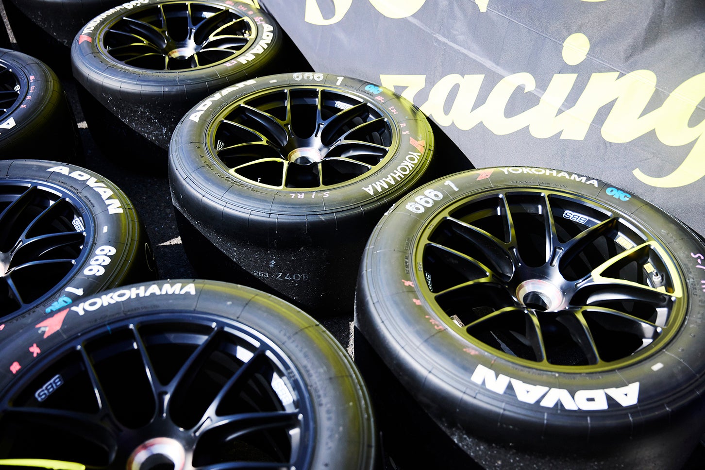 ヨコハマ・タイヤはスーパーフォーミュラにワンメイク・タイヤを供給している他、スーパーGTでもGT500に1チーム、GT300ではクラス最多の17台にタイヤを供給している。