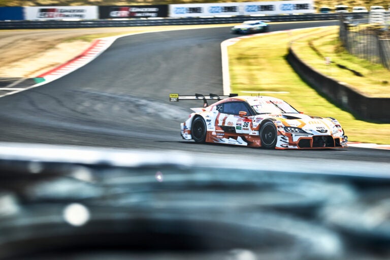 盤石の走りを見せる36号車、au TOM’S GR Supra。全車サクセスウェイトなしの開幕戦だが、10位以下を周回遅れにする圧倒的な速さを見せた。