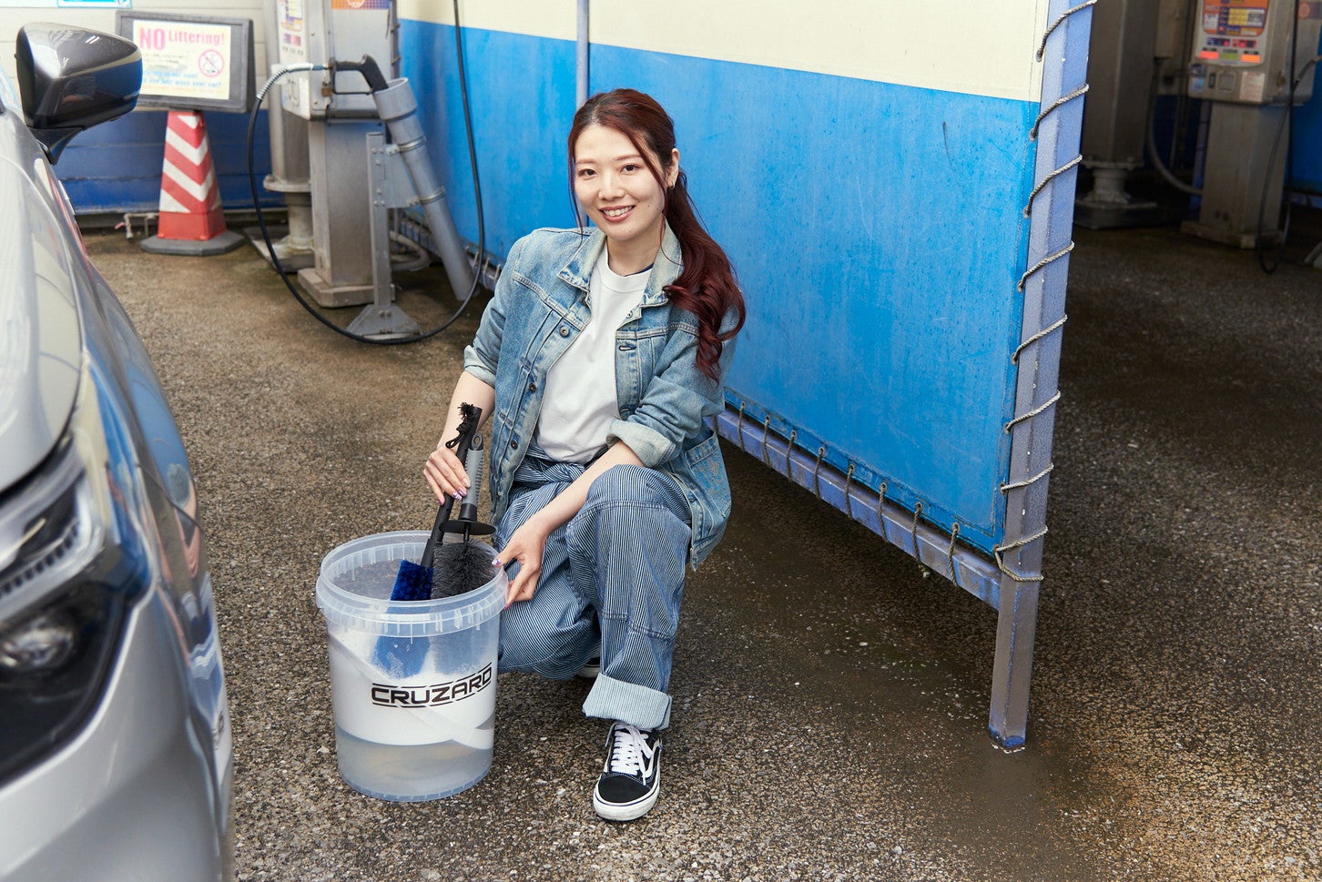 カーシャンプーを泡立てて、ブラシにたっぷり泡をつけて洗いましょう。