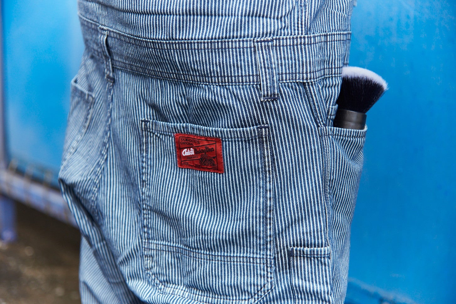 ポケットが沢山あり、ブラシを入れるのにピッタリなヒッコリーストライプのつなぎ服。 ¥17,050 / AUTO-BI