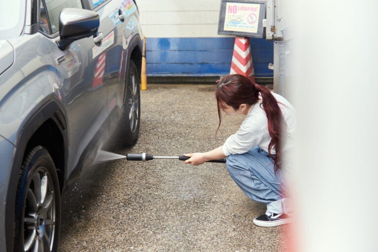 今回はタイヤやホイールなど「足回りの洗車」の方法や注意点をご紹介します。