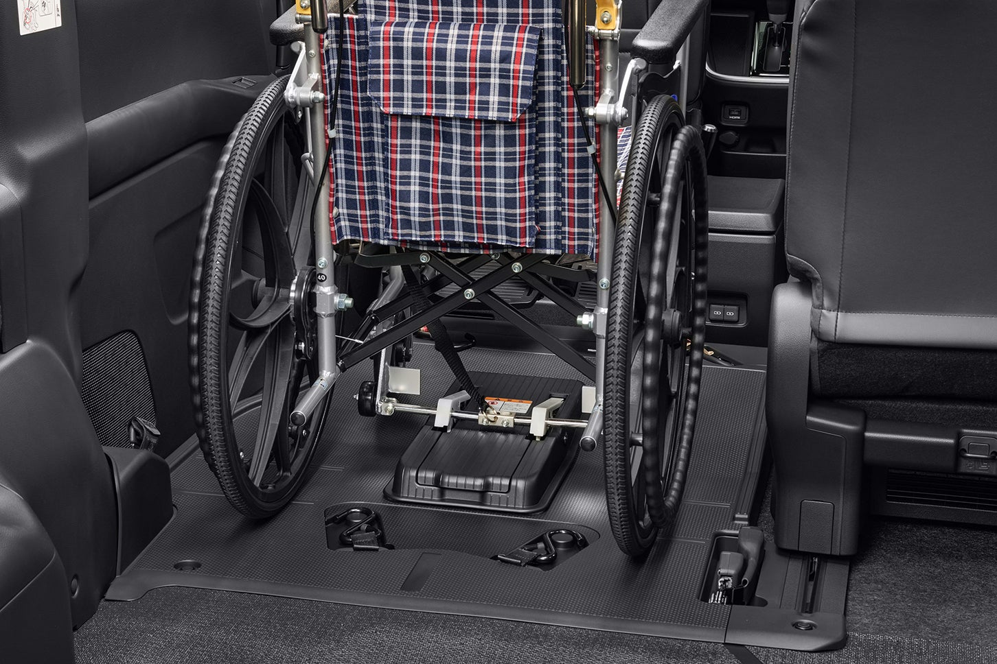 ノア「ウェルキャブ」車いす仕様車“タイプⅠ”（車いす1名仕様）・引き出し式スロープ＜ベルト／ワイヤー式固定装置＞｜ワンタッチ式固定装置（セカンド席用使用イメージ）