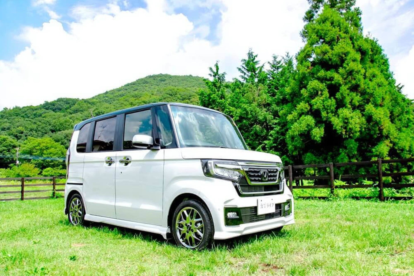 クルマ用網戸は夏の車中泊の暑さ対策や虫除けに効果的！