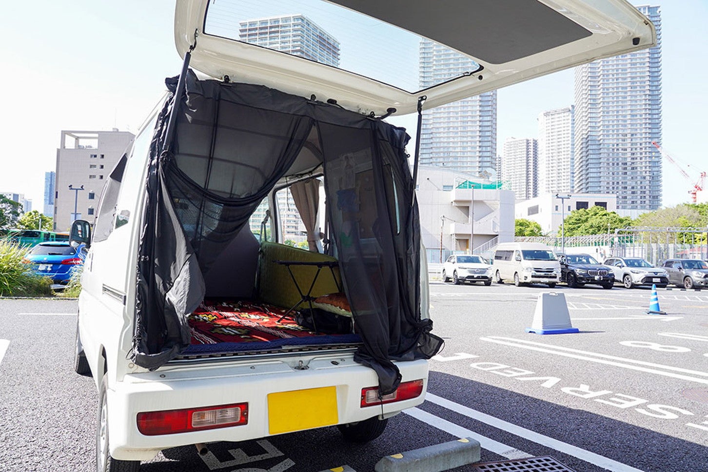 オートキャンプ場やRVパークではバックドア用網戸もおすすめ