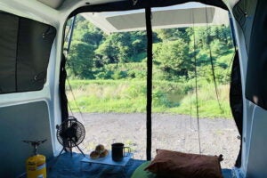 網戸とあわせて虫除けグッズを使うと車中泊がさらに快適に！