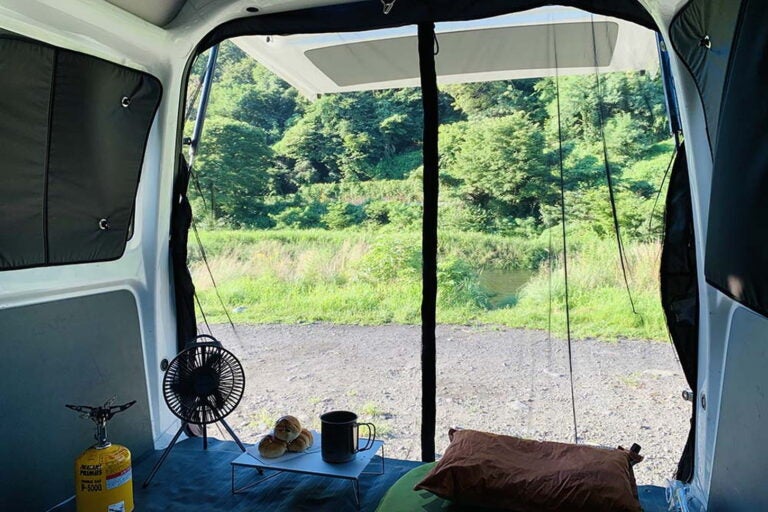 網戸とあわせて虫除けグッズを使うと車中泊がさらに快適に！