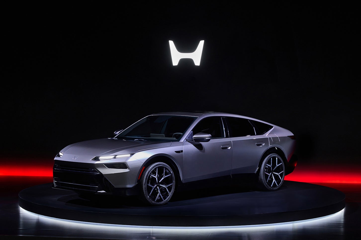 ホンダの「2026 ビジネスアップデート」発表会でサプライズ公開された、新型ハイブリッド セダン プロトタイプ