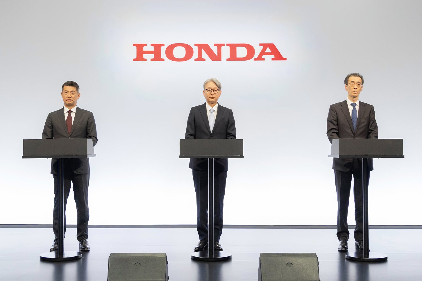 5月14日、都内で電動化戦略の見直しを具体化した「2026 ビジネスアップデート」が開催された。左から藤村 英司氏、三部敏宏氏、貝原 典也氏