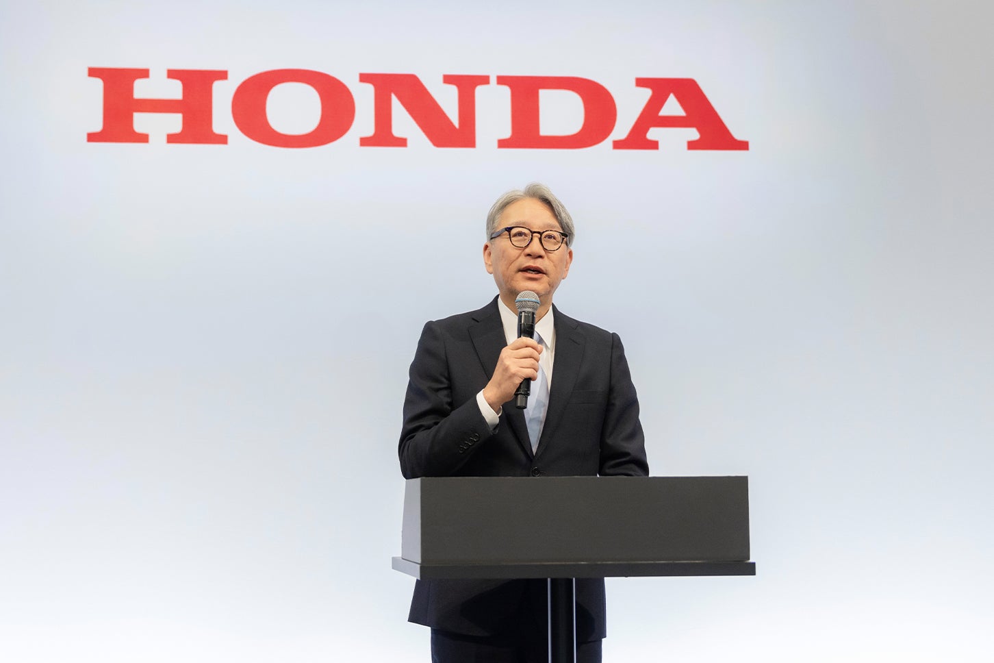 5月14日、都内で電動化戦略の見直しを具体化した「2026 ビジネスアップデート」が開催され、三部敏宏社長らが登壇した。