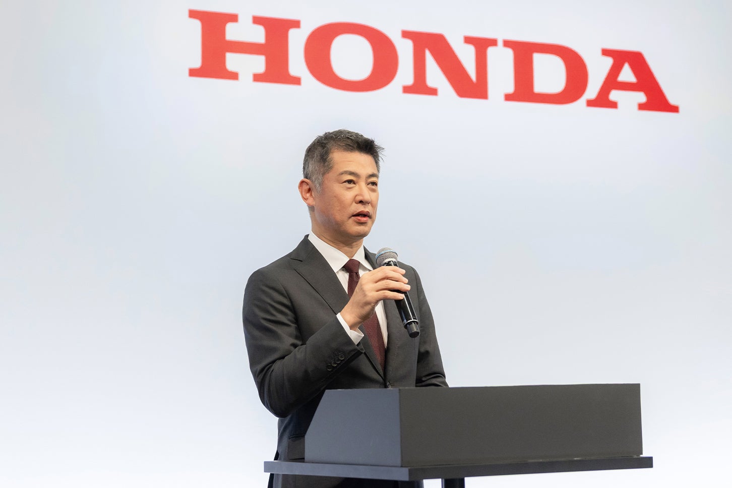5月14日、都内で電動化戦略の見直しを具体化した「2026 ビジネスアップデート」が開催され、三部敏宏社長らが登壇した。