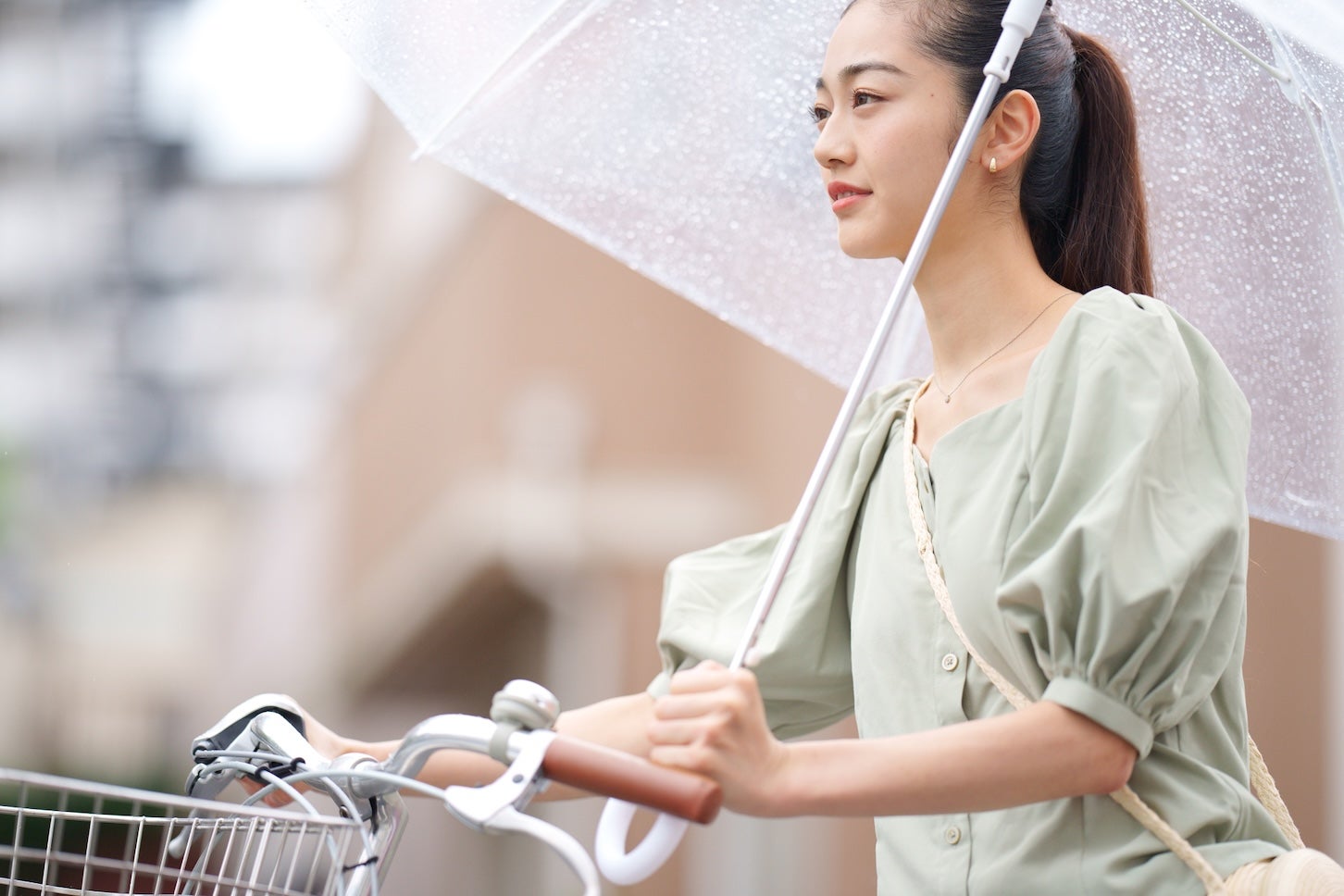 傘さし運転も青切符の取り締まり対象とされている。