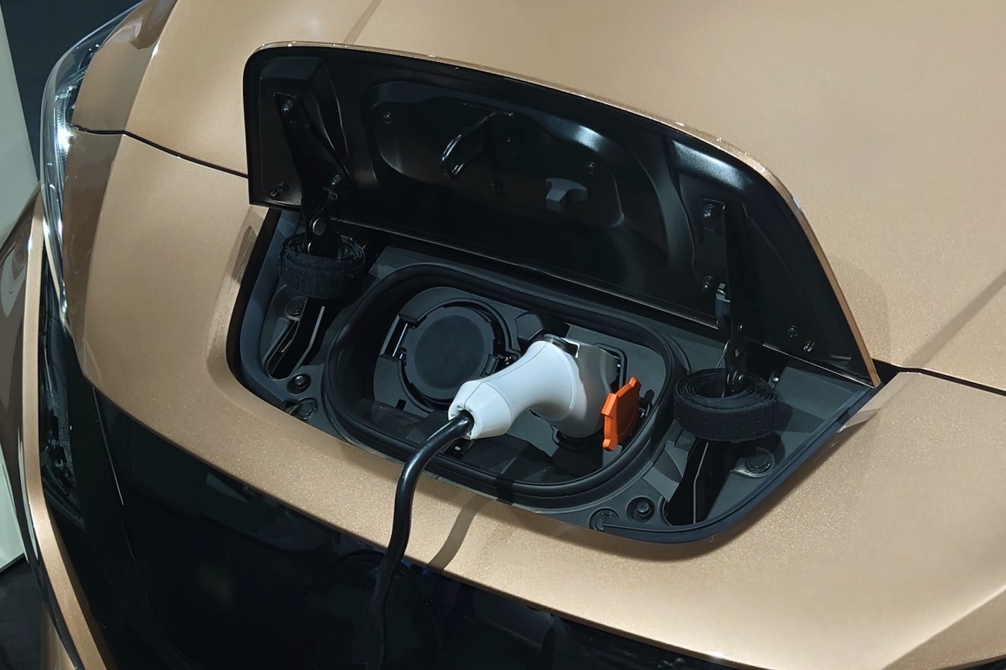 EVを充電するようす