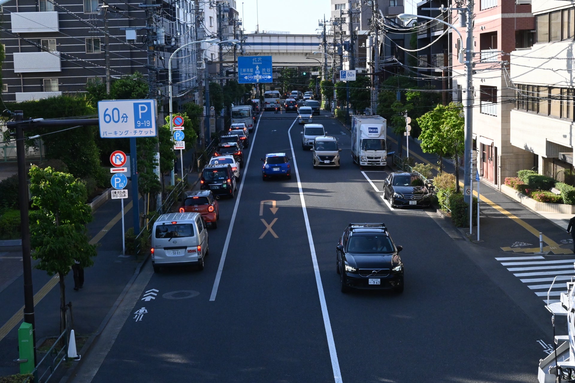 都道420号（鮫洲大山線）の三宿交差点付近。