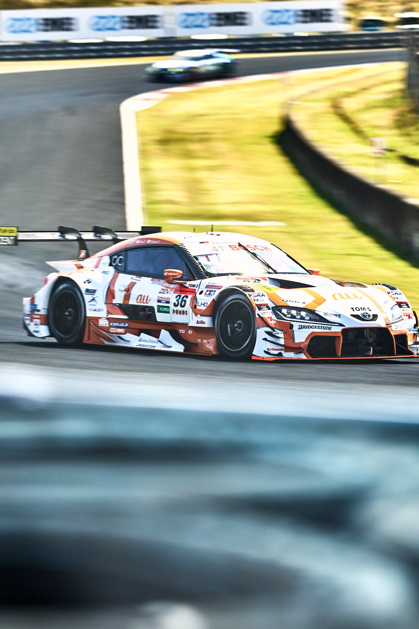 盤石の走りを見せる36号車、au TOM’S GR Supra。全車サクセスウェイトなしの開幕戦だが、10位以下を周回遅れにする圧倒的な速さを見せた。