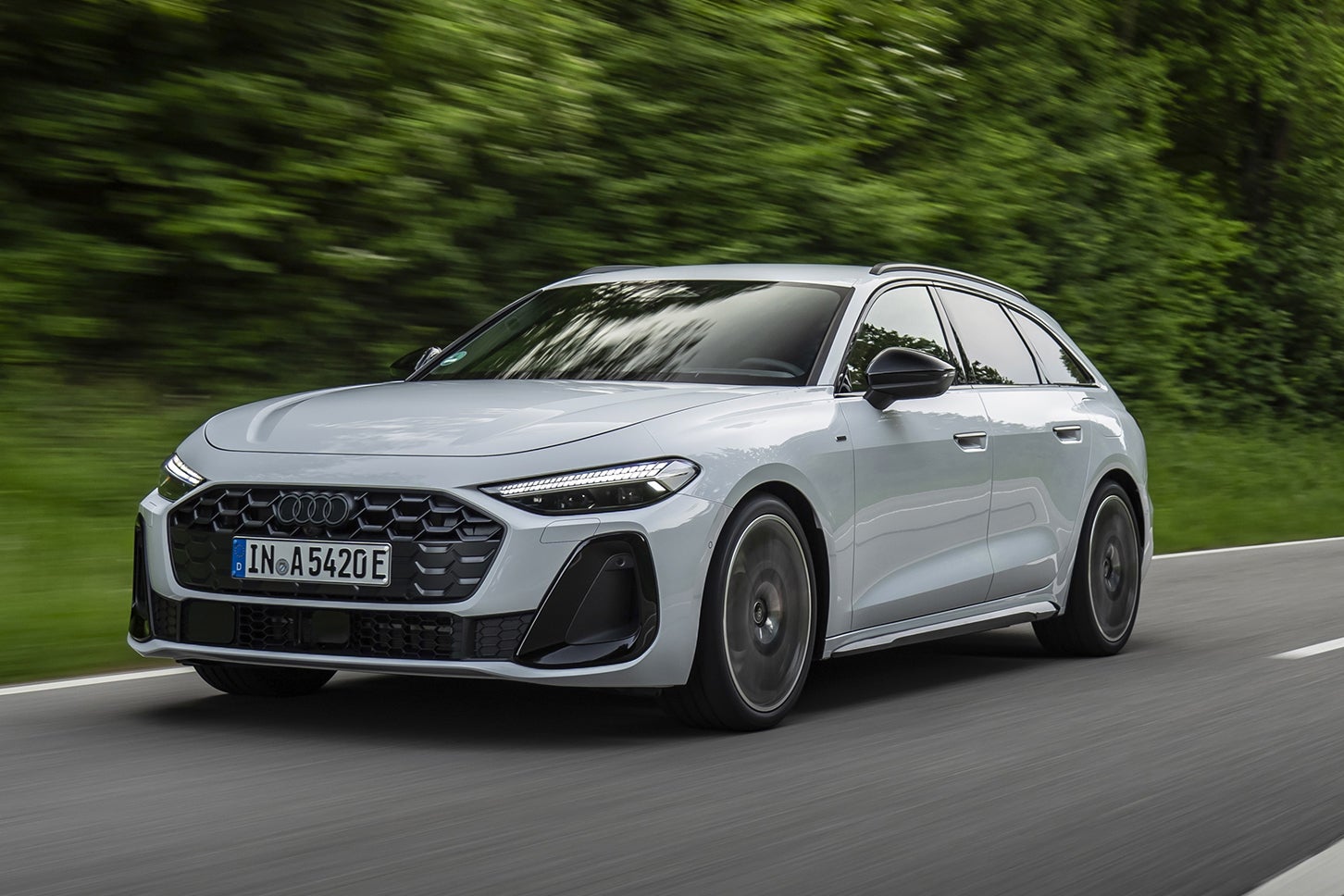 アウディA5アバントTFSI e-HybridクワトロSライン｜Audi A5 Avant TFSI e-Hybrid quattro S Line