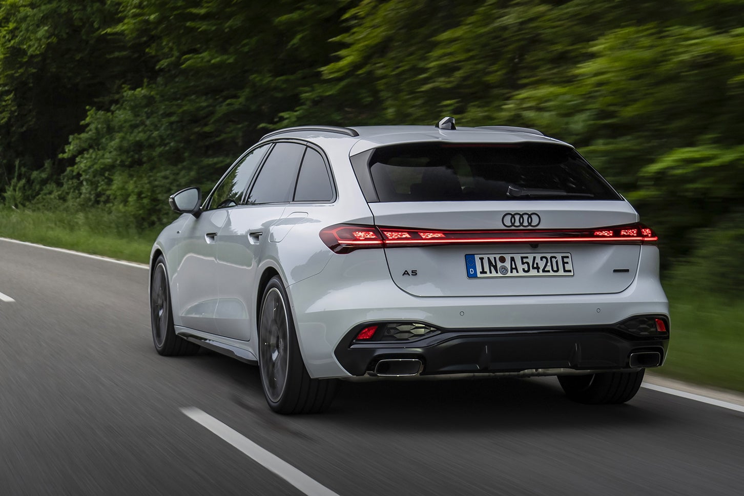アウディA5アバントTFSI e-HybridクワトロSライン｜Audi A5 Avant TFSI e-Hybrid quattro S Line