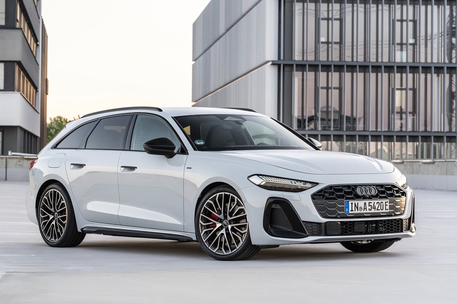 アウディA5アバントTFSI e-HybridクワトロSライン｜Audi A5 Avant TFSI e-Hybrid quattro S Line