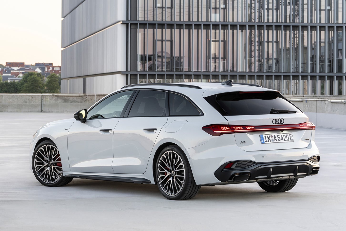アウディA5アバントTFSI e-HybridクワトロSライン｜Audi A5 Avant TFSI e-Hybrid quattro S Line