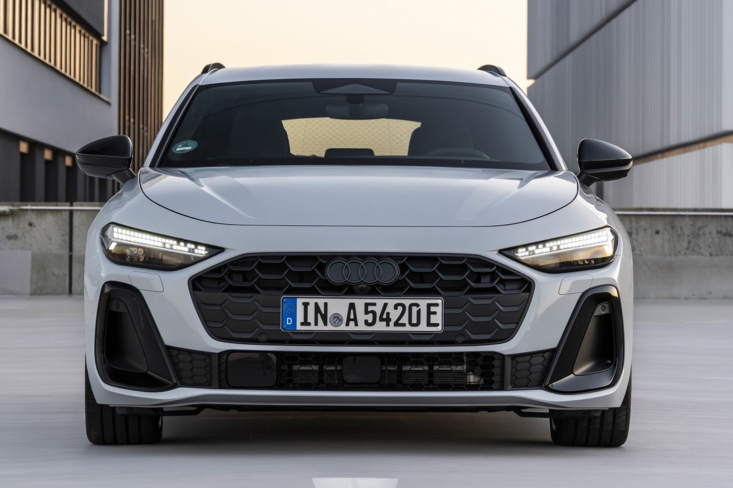 アウディA5アバントTFSI e-HybridクワトロSライン｜Audi A5 Avant TFSI e-Hybrid quattro S Line