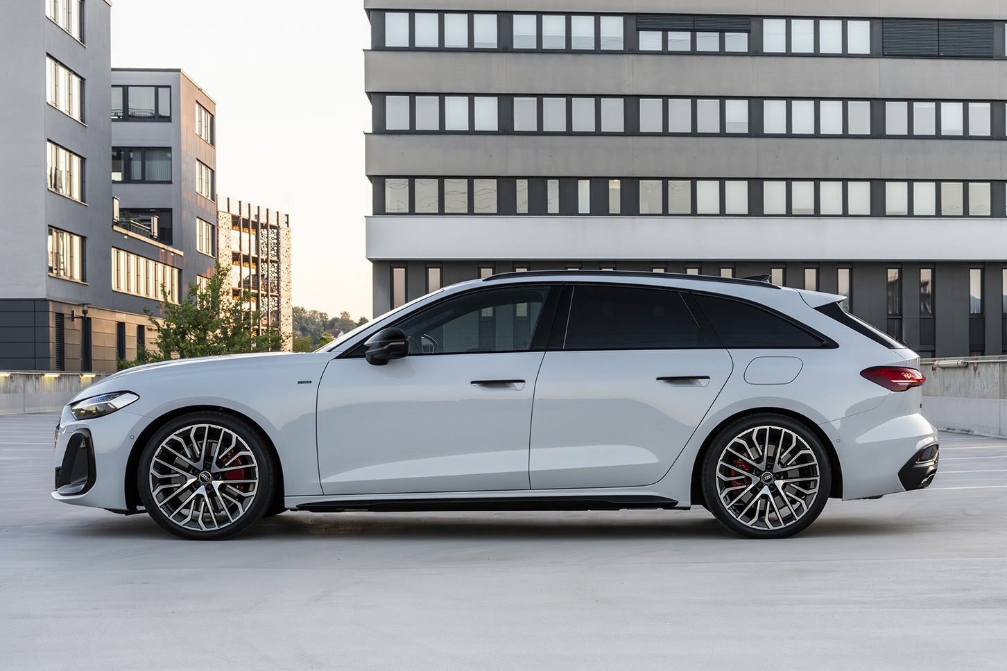 アウディA5アバントTFSI e-HybridクワトロSライン｜Audi A5 Avant TFSI e-Hybrid quattro S Line