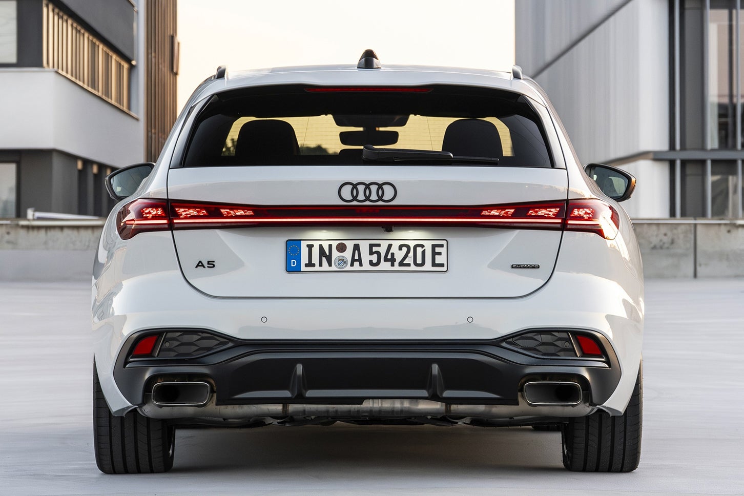 アウディA5アバントTFSI e-HybridクワトロSライン｜Audi A5 Avant TFSI e-Hybrid quattro S Line