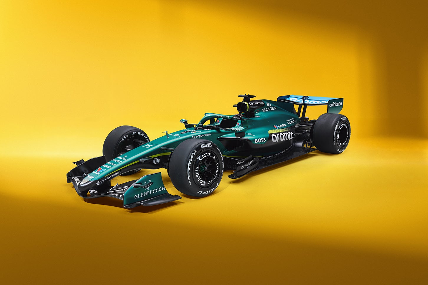 2026年新規則に合わせて設計されたAMR26は、ニューウェイの空力思想とホンダPUを融合したアストンマーティン初の本格ワークスマシン。軽量化と可変空力で新時代の競争力を狙う。