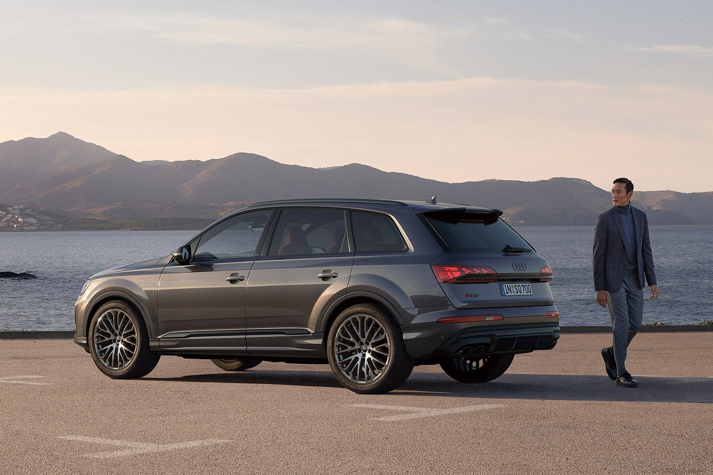 アウディ SQ7｜Audi SQ7