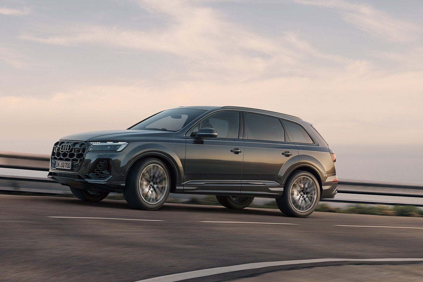 アウディ SQ7｜Audi SQ7