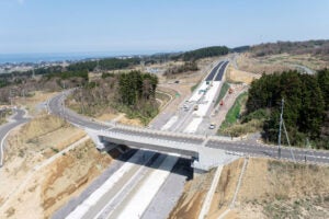 遊佐象潟道路の小滝地区では舗装工事が行われている。