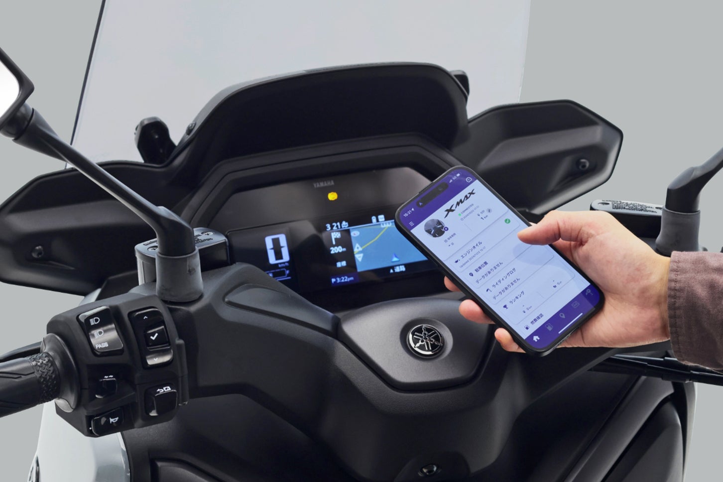 視認性に優れたオールインワン型ディスプレイでは、専用アプリとスマートフォンを連携することで通話や通知を表示できる。また「Garmin StreetCross」と連携すればナビ機能も利用可能だ。