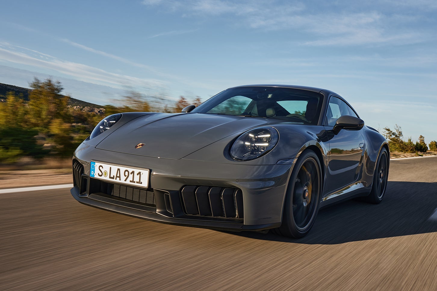 ポルシェ911カレラGTS（992.2型／8代目後期）｜現行GTS系グレードから911初となる「T-ハイブリッド（Tはターボを表す）」を採用。排気量を3591ccに拡大した新開発エンジンに電動ターボチャージャー「eATL」と1.9kWhバッテリーを組み合わせ、8速DCTにはエンジンサポート用の40kW（54ps）/150Nmモーターを組み込む。システム総合で最高出力398kW（541ps）、最大トルク610Nm（62.2kgf-m）を発揮し、カレラGTSクーペで3.0秒、カレラGTSカブリオレで3.1秒の0-100km/h加速を実現する。最高速はいずれも312km/h。