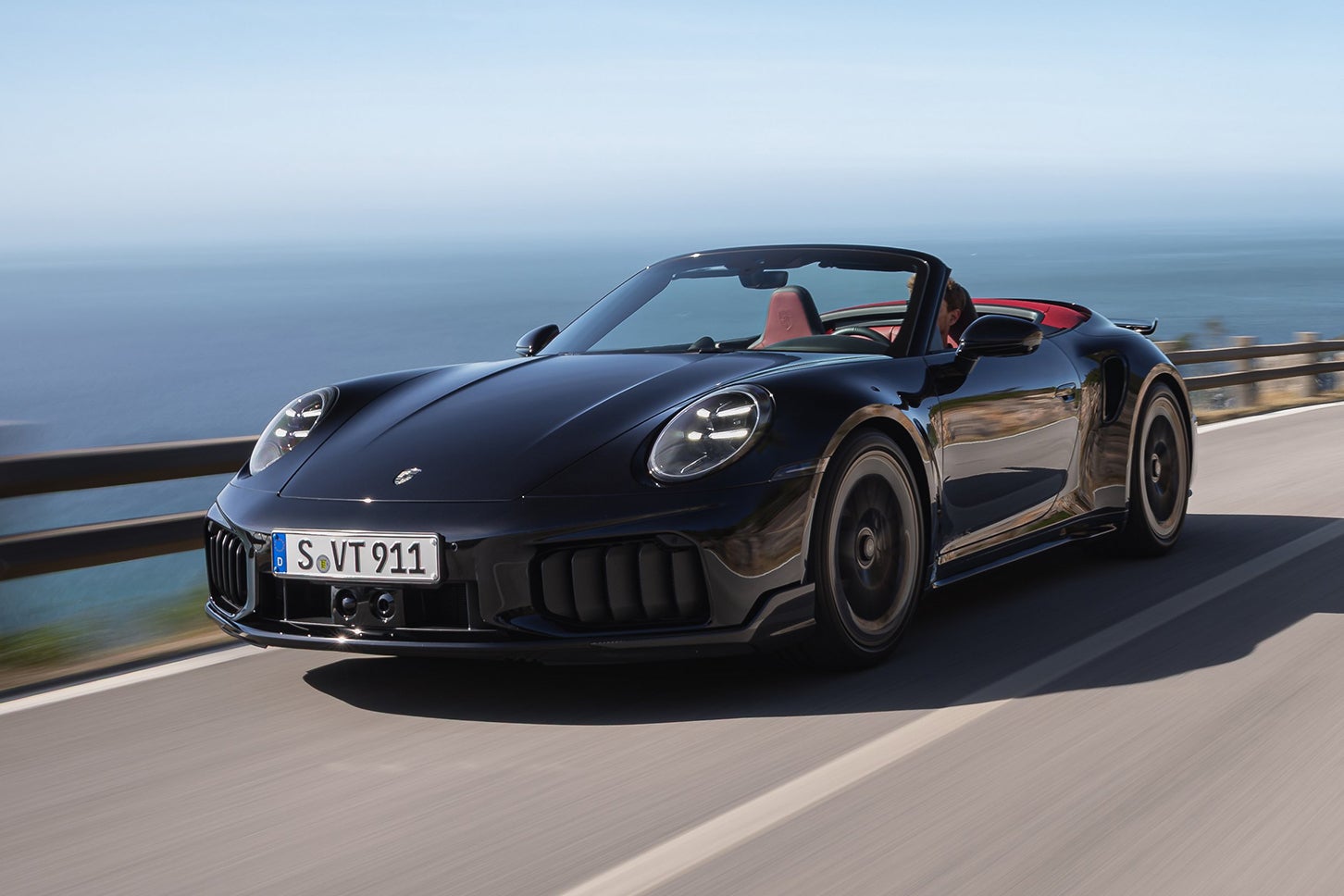 ポルシェ911ターボSカブリオレ（992.2型）｜GTS系グレードに続き、ターボSにもT-ハイブリッドを採用。「eATL」はGTS用の1基に対してこちらは2基。システム総合で最高出力523kW（771ps）、最大トルク800Nm（81.6kgf-m）を引き出す。0-100km/h加速はクーペで2.5秒、カブリオレで2.6秒をマークし、最高速は両ボディとも322km/hに届く。