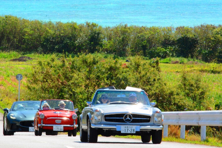 クラシックな愛車とともに、沖縄を島巡りするクラシックカーラリーに密着【ジーロ・デッリゾラ沖縄｜Giro dell’Isola OKINAWA 2026】