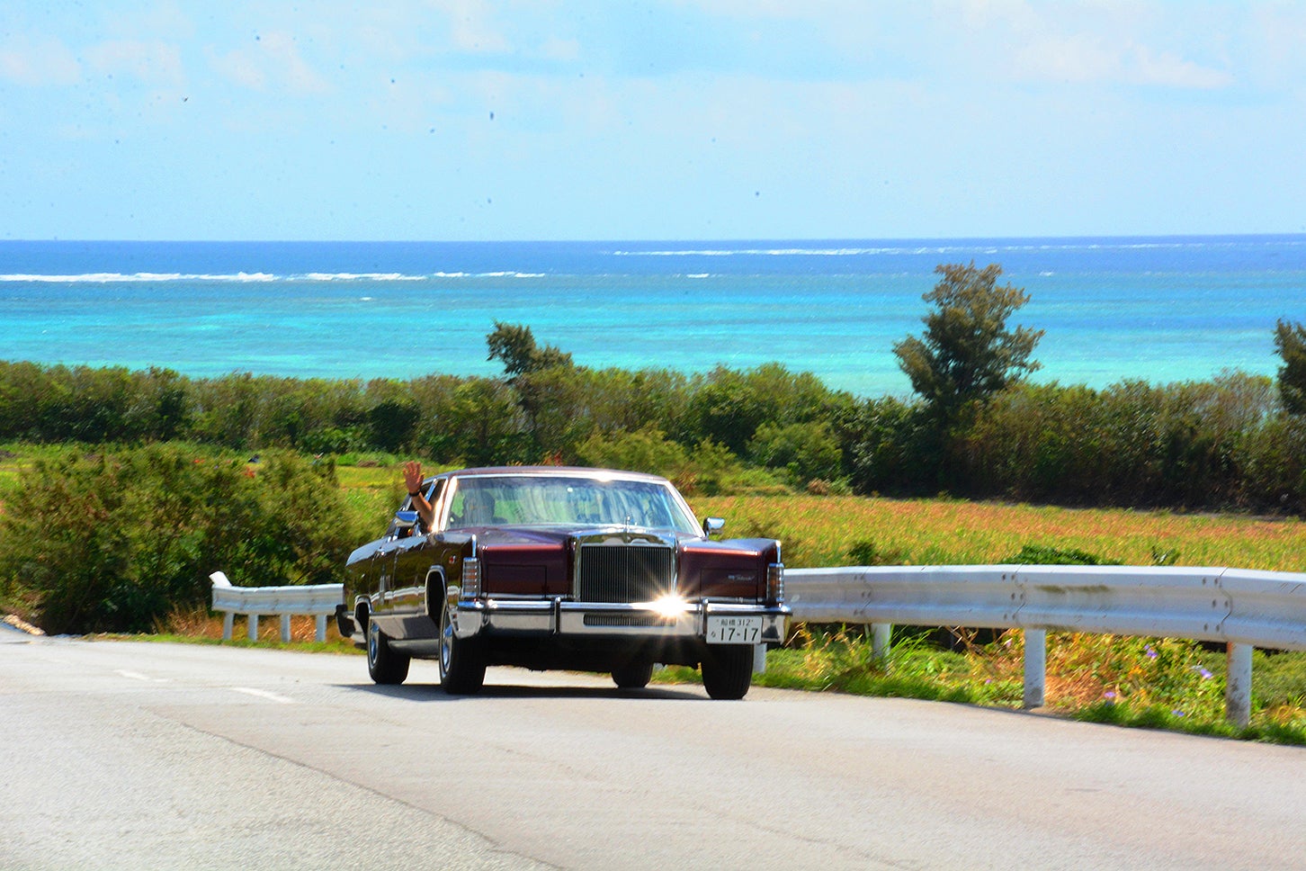 伊計島からの帰途、大海を背景にしてゴールまでひた走るリンカーン・タウンカー。