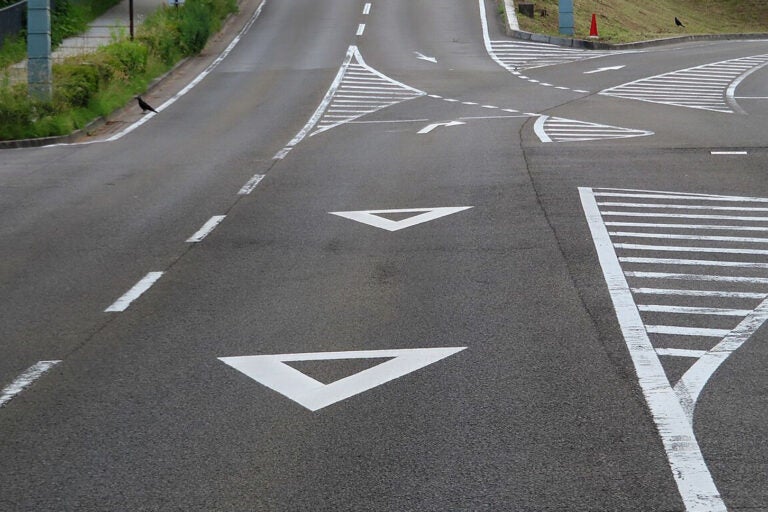 仙台市青葉区にある路面標示。写真＝運動会プロテインパワー（CC BY-SA 4.0 / creativecommons.org ）元画像をトリミングして使用。
