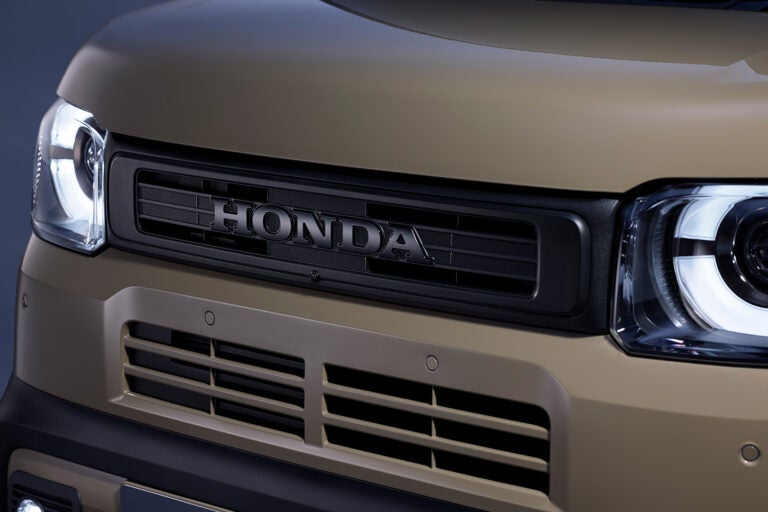 ホンダN-BOXジョイターボ特別仕様車ブラックスタイル｜ベルリナブラック塗装 HONDAエンブレム