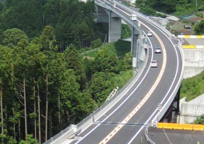 2012年に開通した三坂道路。