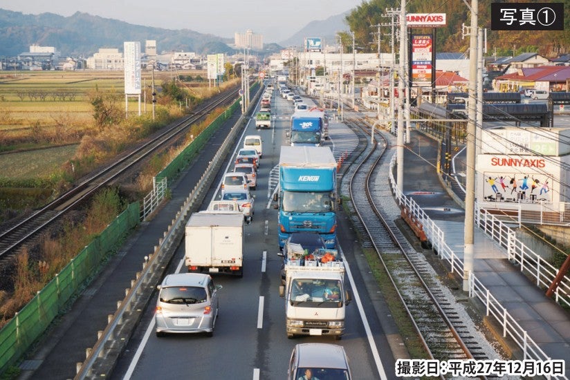 混雑する国道33号の様子